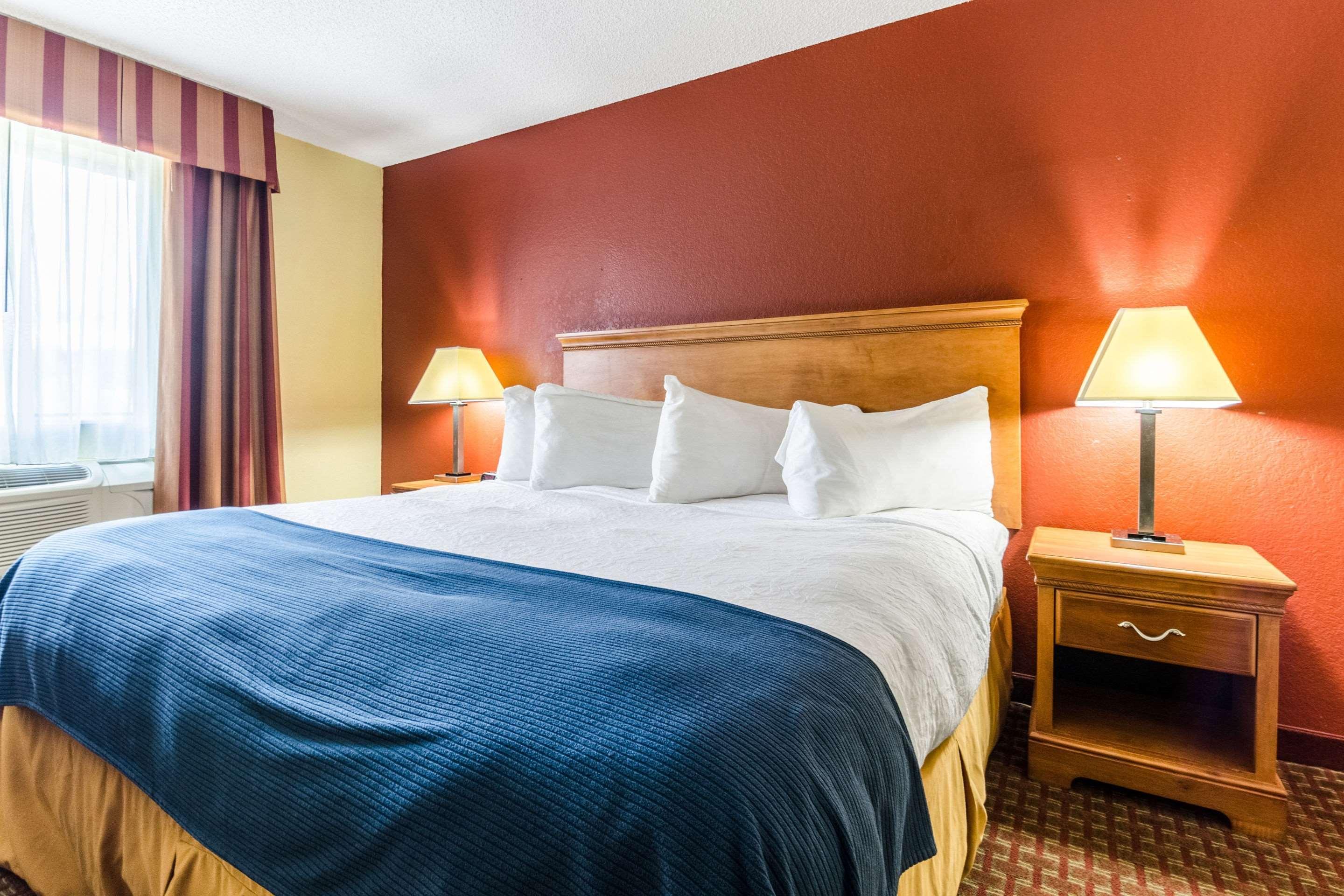 Rodeway Inn & Suites Jacksonville Near Camp Lejeune Buitenkant foto