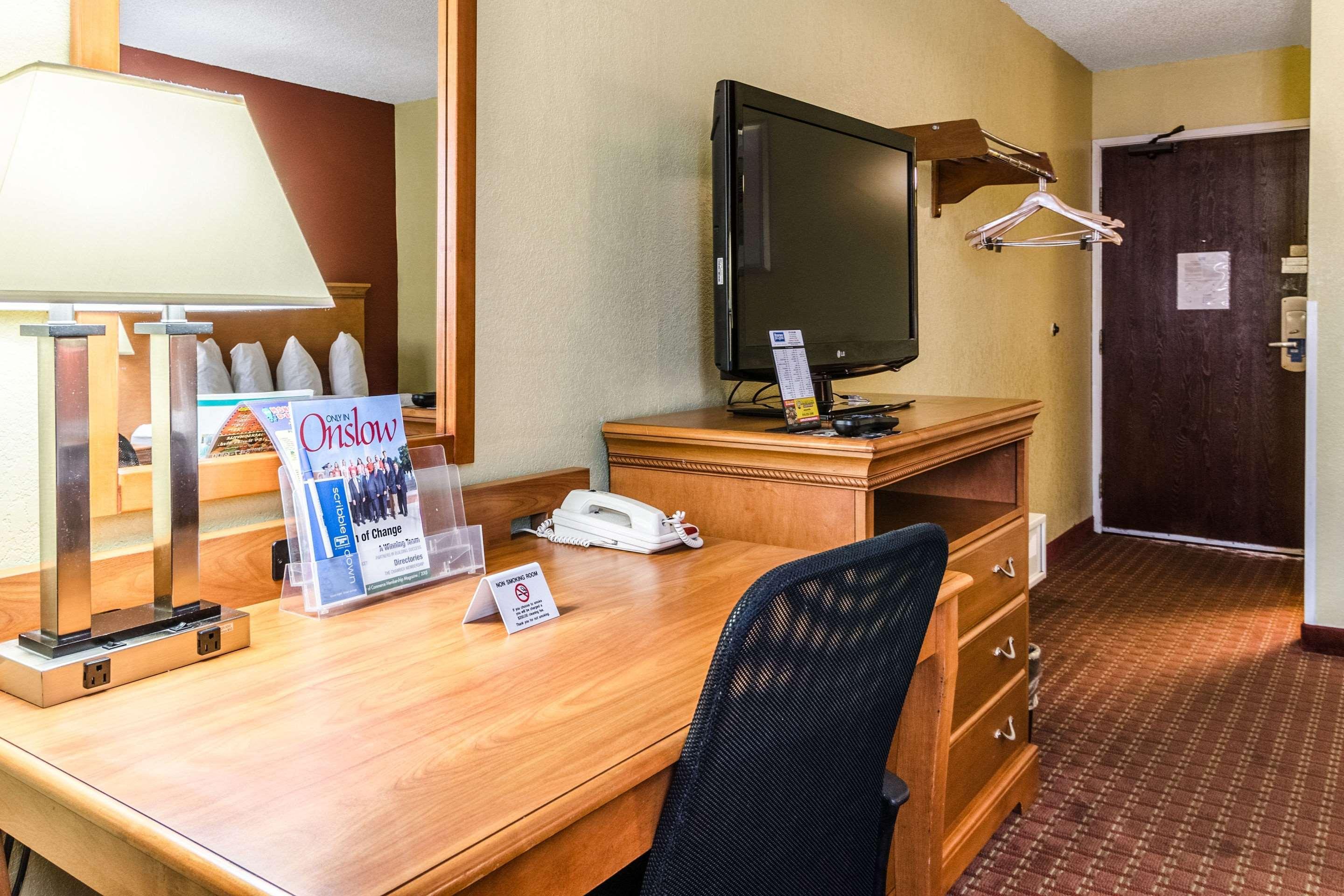 Rodeway Inn & Suites Jacksonville Near Camp Lejeune Buitenkant foto