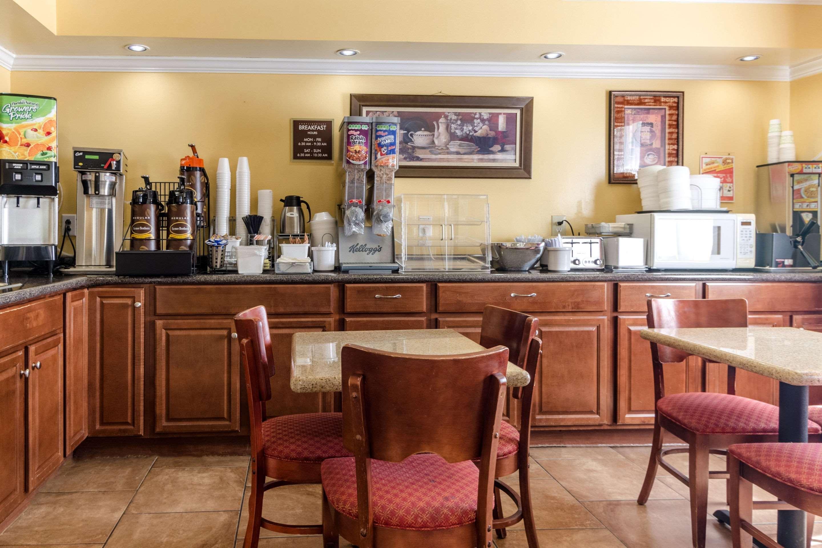 Rodeway Inn & Suites Jacksonville Near Camp Lejeune Buitenkant foto