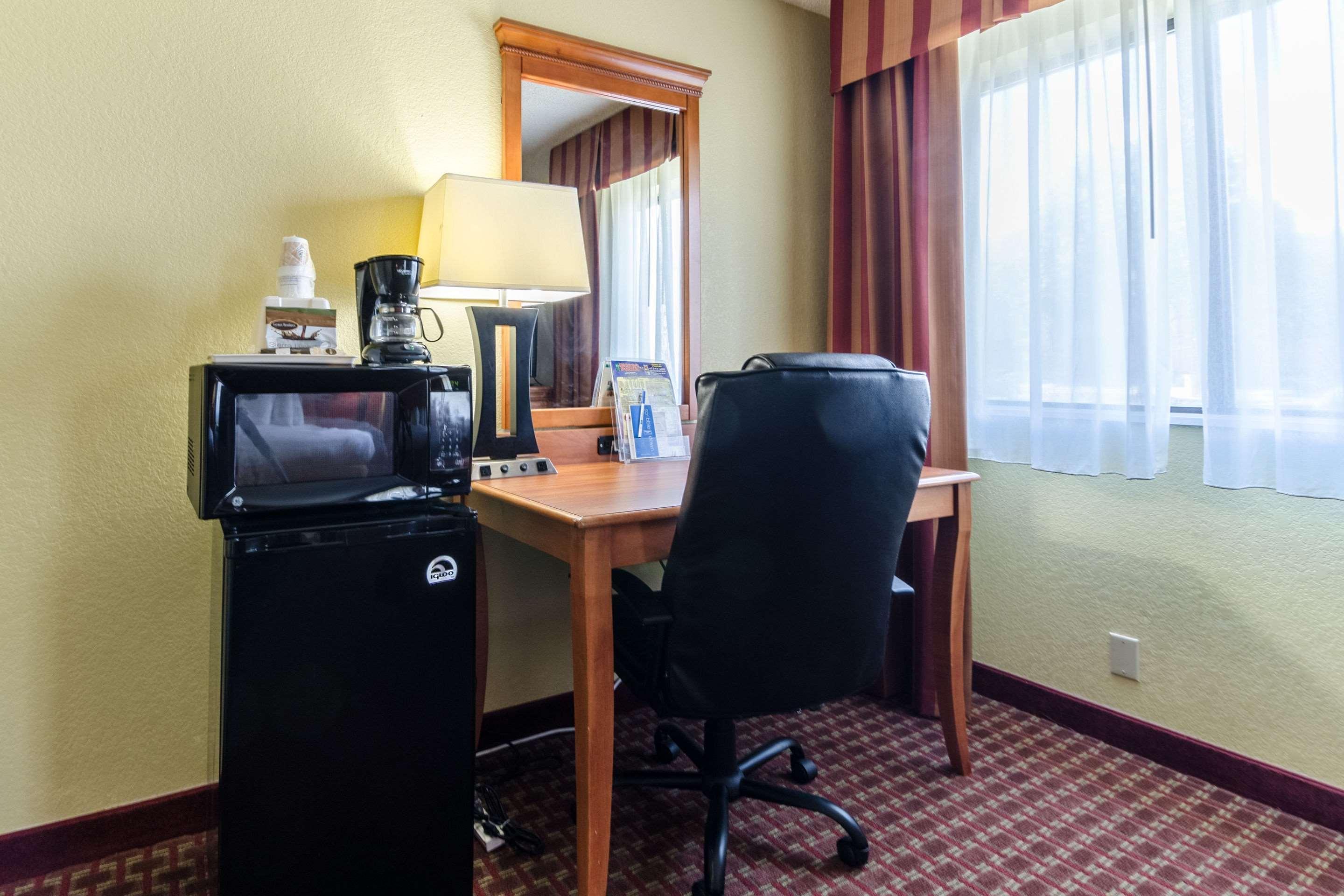 Rodeway Inn & Suites Jacksonville Near Camp Lejeune Buitenkant foto