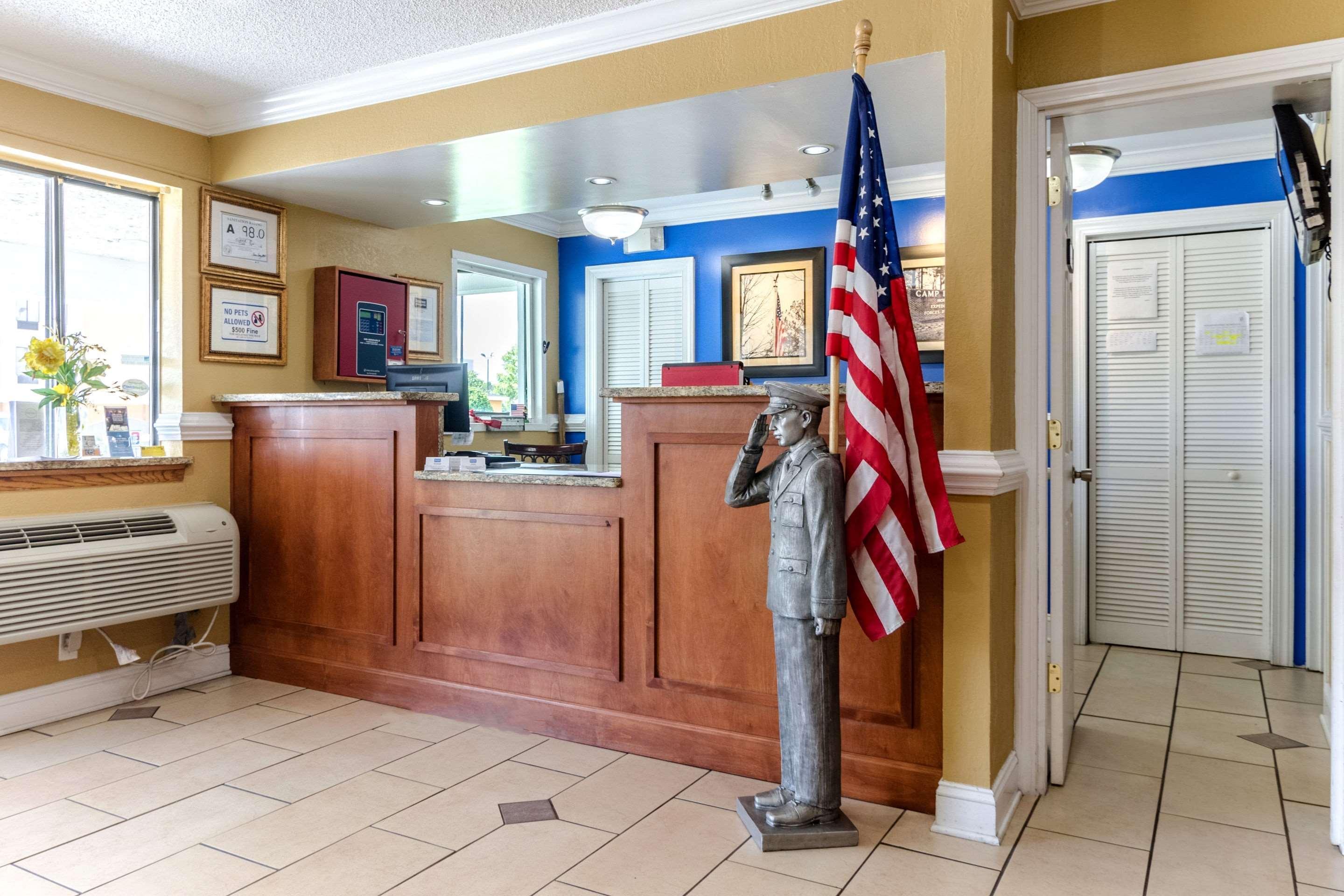 Rodeway Inn & Suites Jacksonville Near Camp Lejeune Buitenkant foto