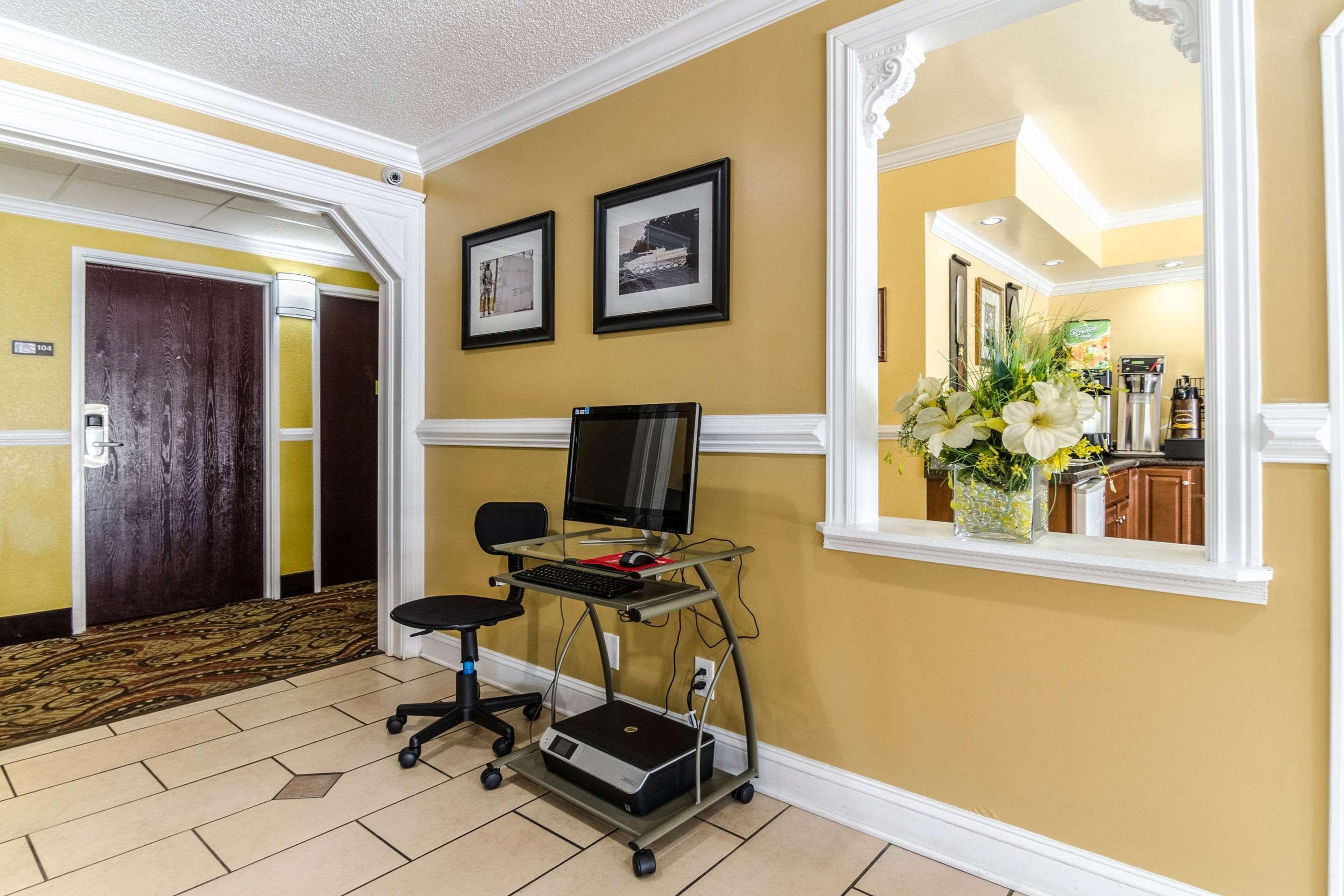 Rodeway Inn & Suites Jacksonville Near Camp Lejeune Buitenkant foto