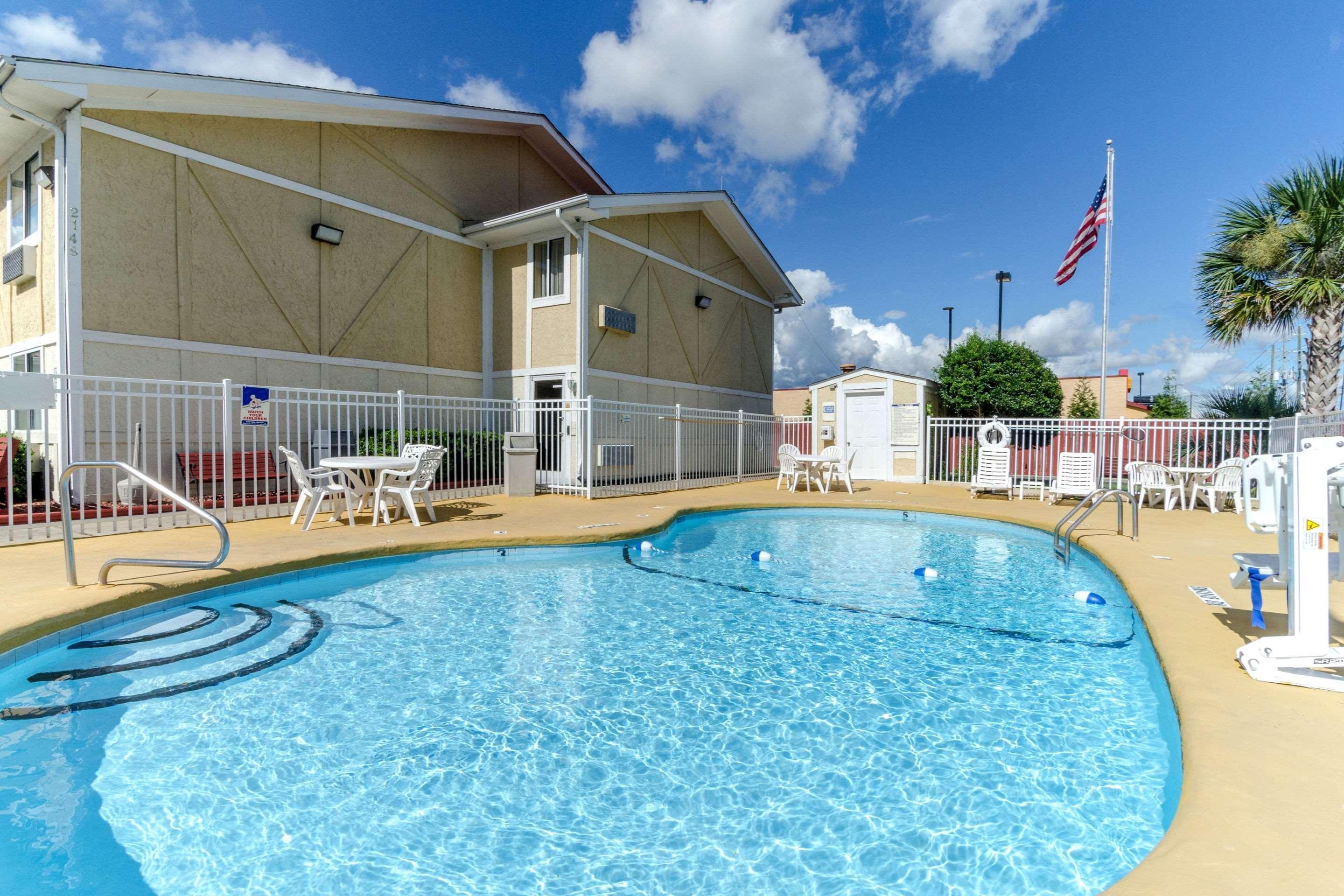Rodeway Inn & Suites Jacksonville Near Camp Lejeune Buitenkant foto