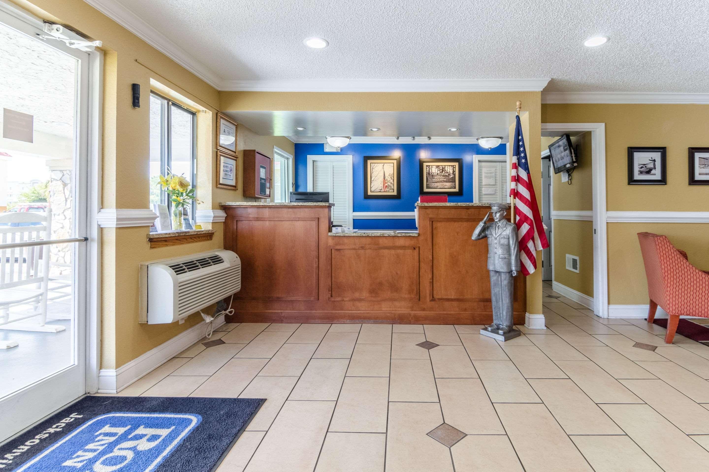 Rodeway Inn & Suites Jacksonville Near Camp Lejeune Buitenkant foto
