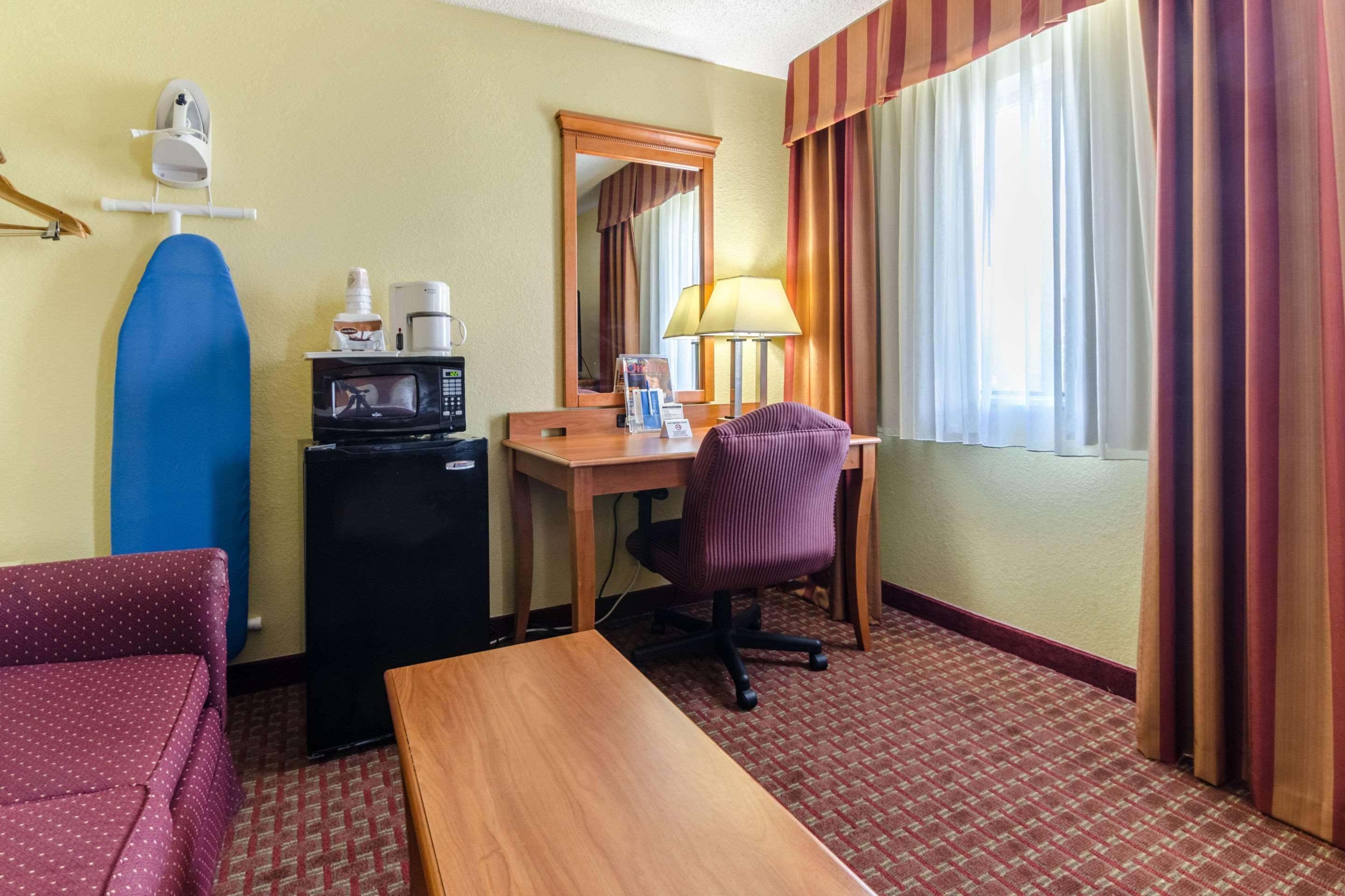 Rodeway Inn & Suites Jacksonville Near Camp Lejeune Buitenkant foto