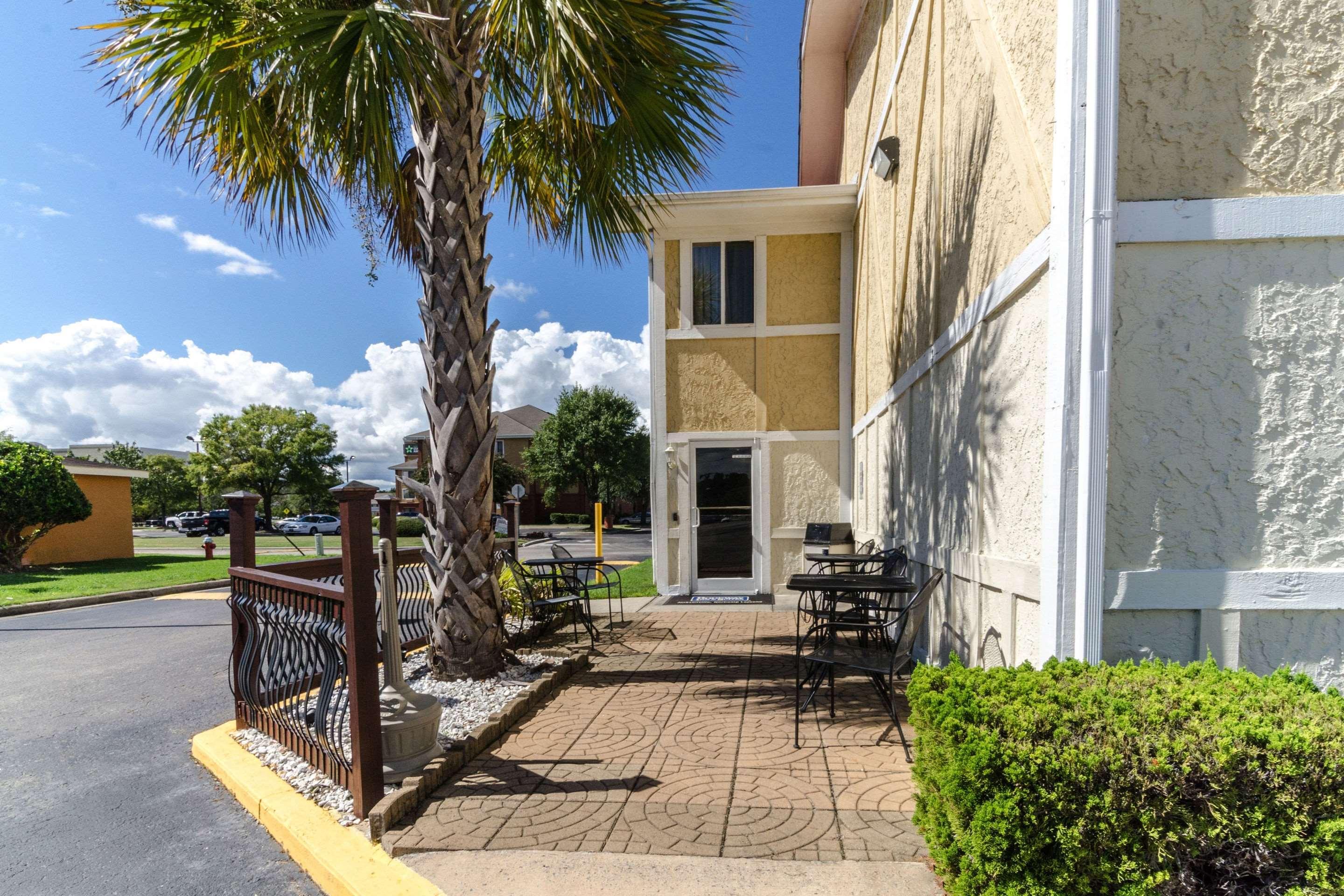 Rodeway Inn & Suites Jacksonville Near Camp Lejeune Buitenkant foto