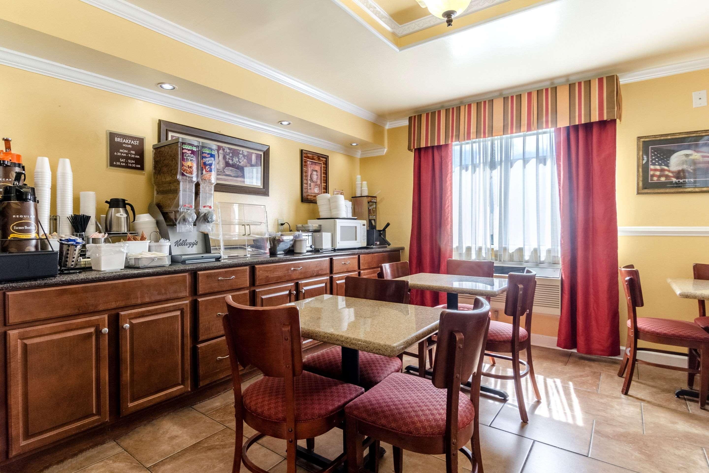 Rodeway Inn & Suites Jacksonville Near Camp Lejeune Buitenkant foto